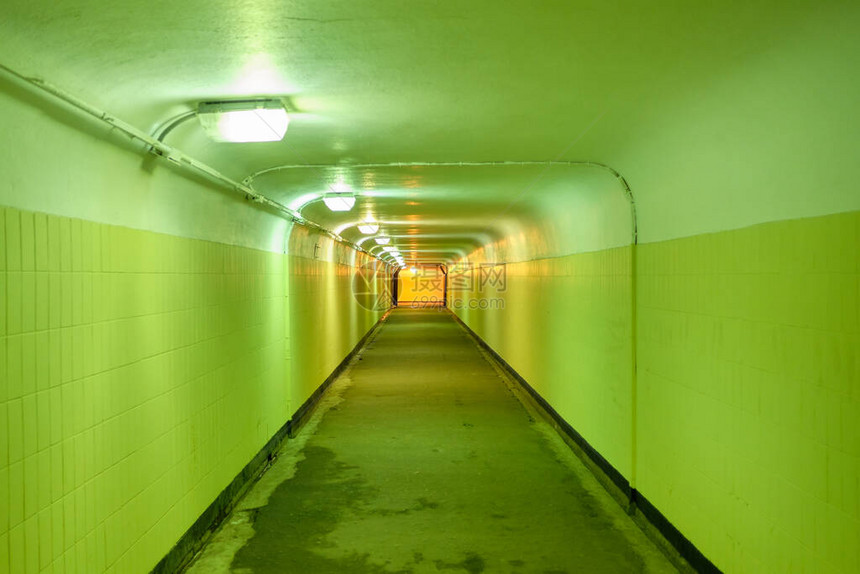 有绿色墙壁的地下人行隧道关闭图片