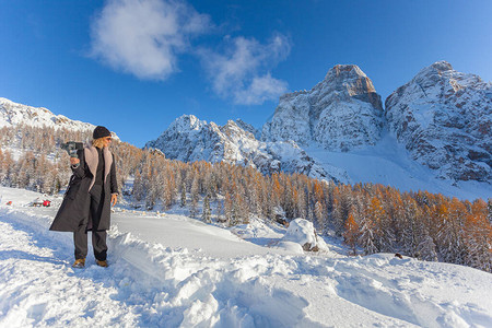 金发女人用手机拍下令人敬畏的雪景图片