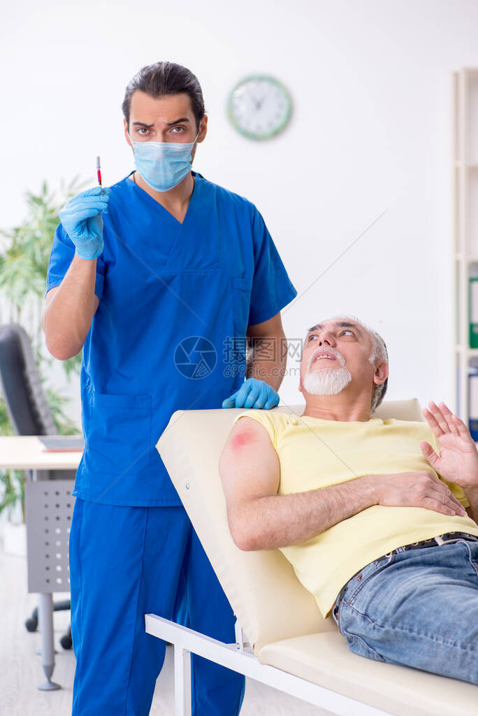 受伤的老人拜访男外科医生图片
