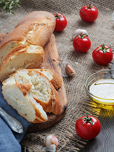 新鲜切片面包西红柿和橄榄油图片