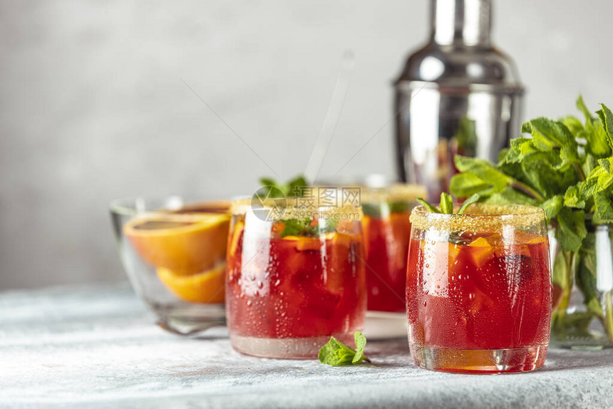 意大利aperolspritz鸡尾酒配橙片和浅灰色石桌上的配料Milanospritzer酒精鸡尾酒图片