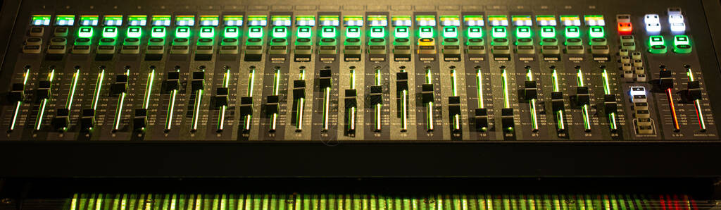 录音工作室的数码混音器图片