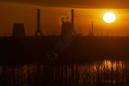 圣彼得堡西北的暖气厂在春天晚上从日落起后光线下图片
