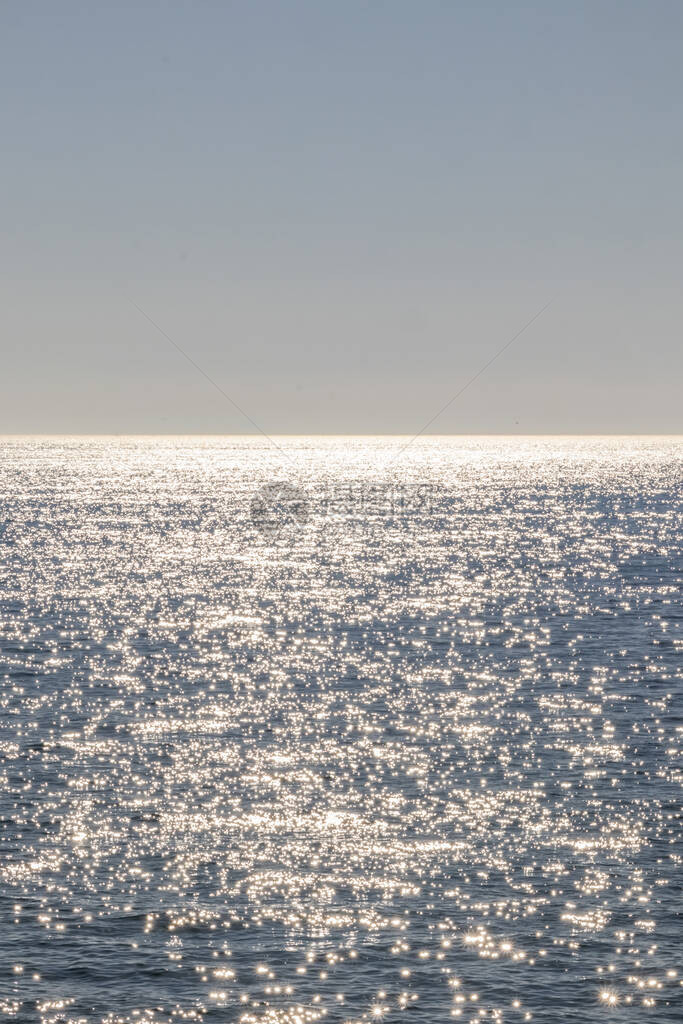 海景阳光和天际线图片