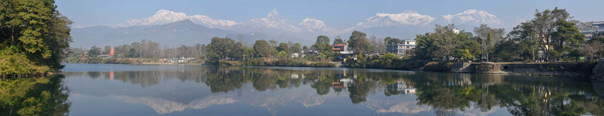 Machapuchare和Annapurna分布于尼泊尔波克拉的图片