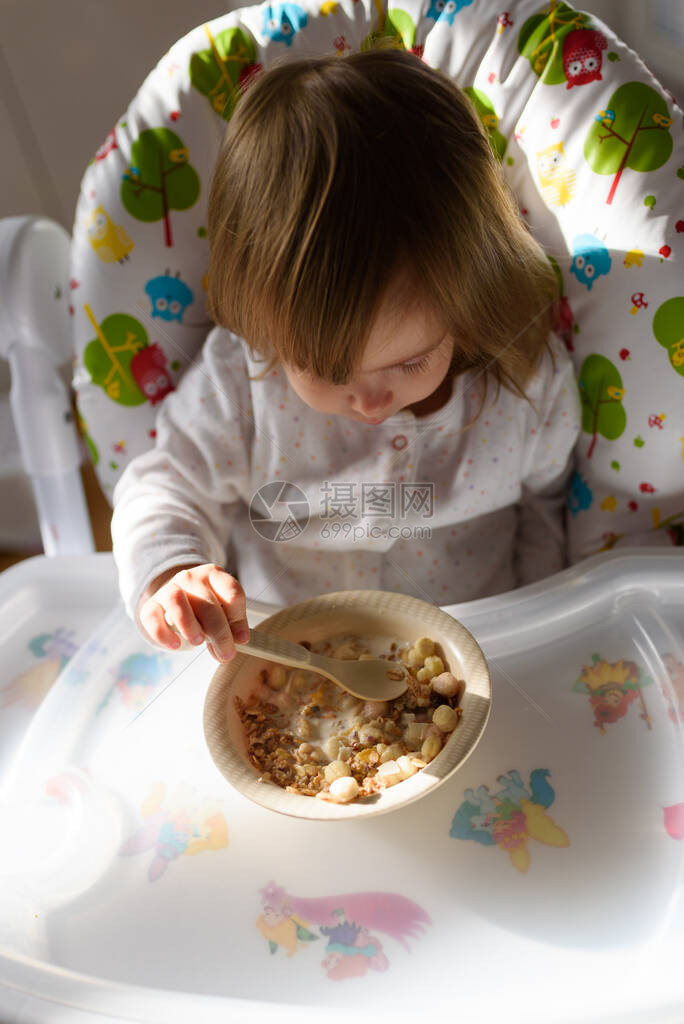 两岁的孩子用勺子自己吃刹车餐儿童发展的概图片