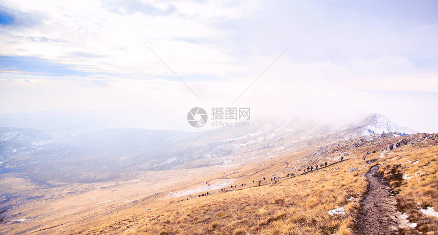 令人惊叹的冬季山景观山道图片