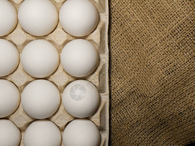 蛋箱中生鸡蛋图片