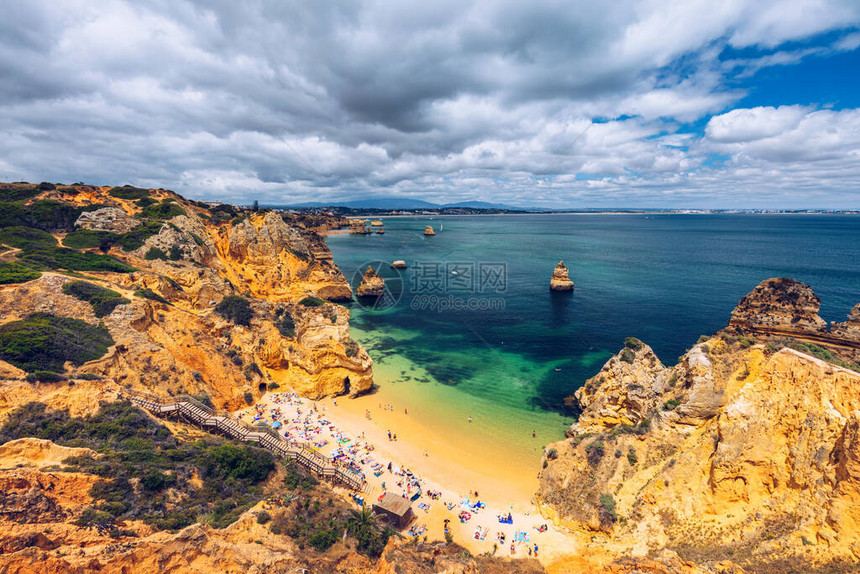 葡萄牙阿尔加维拉各斯的卡米洛海滩PraiadoCamilo通往葡萄牙PraiaCamilo海滩的木制人行天桥葡萄牙阿尔加维地区拉图片