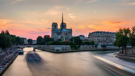 日落的巴黎圣母院大教堂图片
