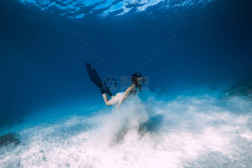 自由潜水的女人有鳍在海图片
