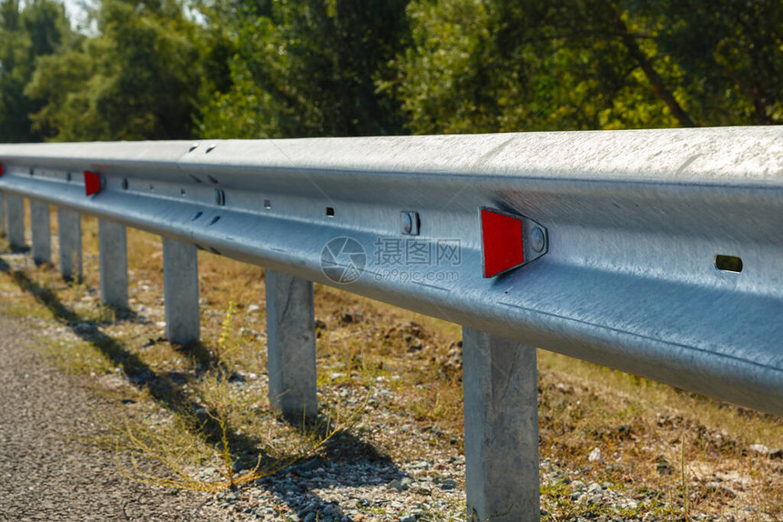 公路上的红色道路反射镜障碍物类型的金属铁路栅栏公图片