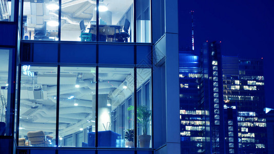 夜间建筑带有玻璃幕墙的建筑夜灯的蓝色商业区的现代建筑经济图片