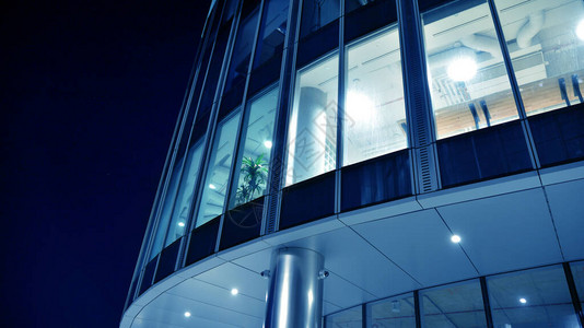 夜间建筑带有玻璃幕墙的建筑夜灯的蓝色商业区的现代建筑经济图片
