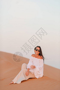 世界上最大沙漠丘中的美女图片