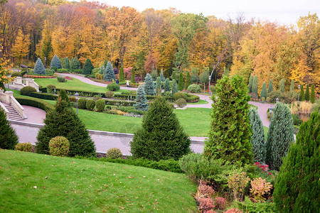秋天城市公园的景观图片