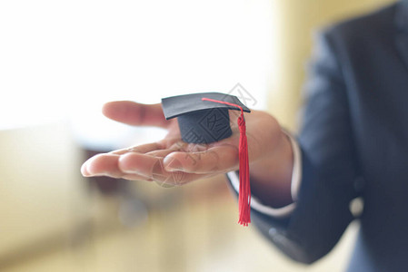 日毕业时手头有毕业帽的商人或学生祝贺大学毕业生毕业教育图片