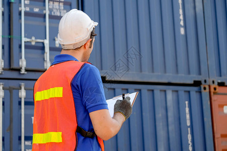 负责检查运输区货物集装箱质量的技术员的后背图片