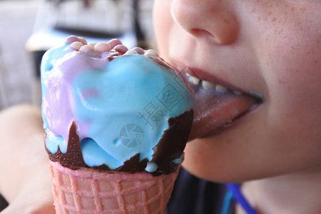 小孩吃冰淇淋甜筒贴近细图片