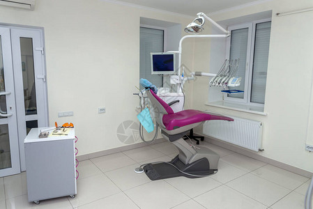 带有工具和设备的牙科病人座椅图片