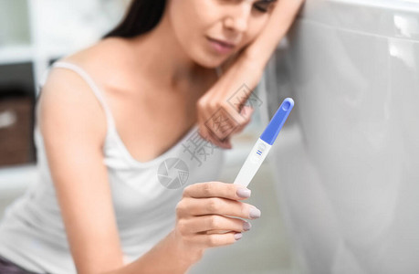 在卫生间进行怀孕测试的可怜年图片