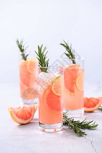 新鲜酸橙和迷迭香与新鲜葡萄柚汁和龙舌兰酒相结合背景图片