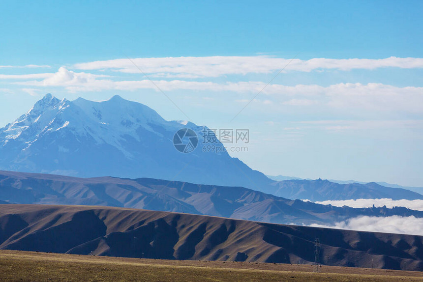 玻利维亚阿尔提平原上异常的山地景色在图片