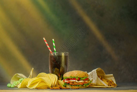 超健康营养汉堡包土豆薯条和配两根纸图片