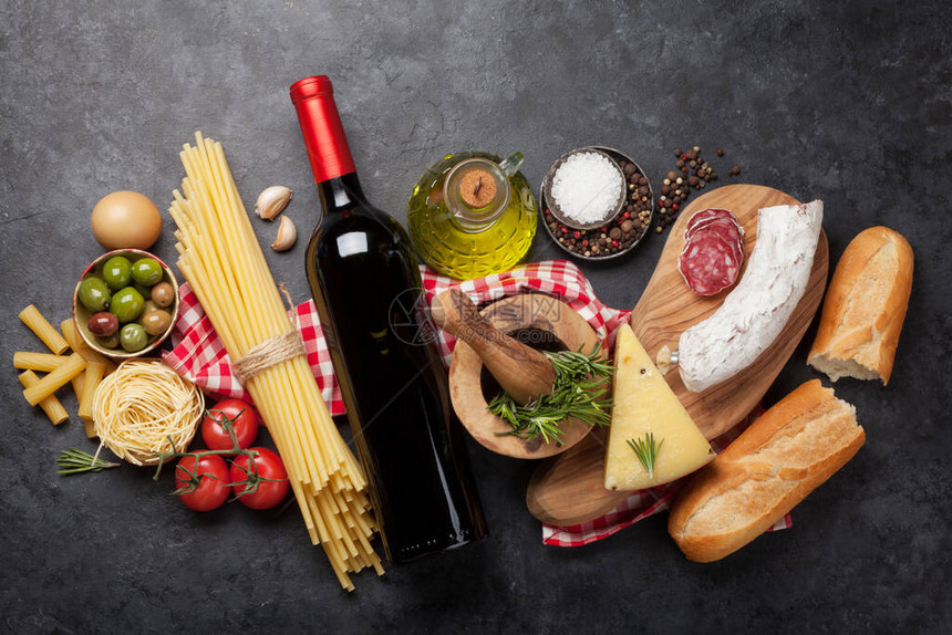 意大利菜食料意大利面粉奶酪腊肠橄榄和葡萄酒图片