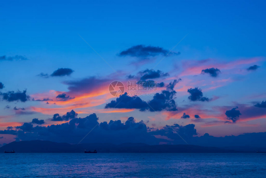 在俄罗斯盖伦吉克黑海的夏日夜云图片