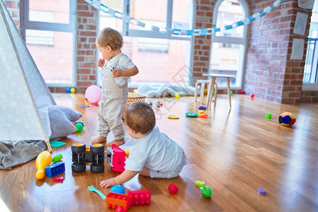 美丽的幼儿们在幼儿园玩很多玩图片