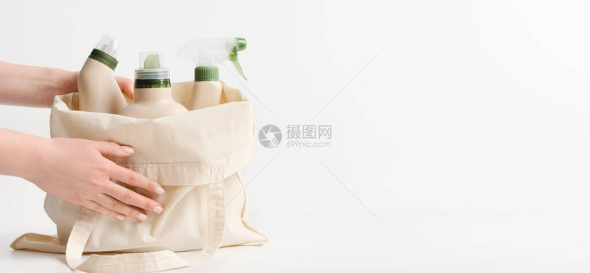 妇女购买许多生态友好型家庭清洁洗涤剂可重复使用的袋子白色背景全图片