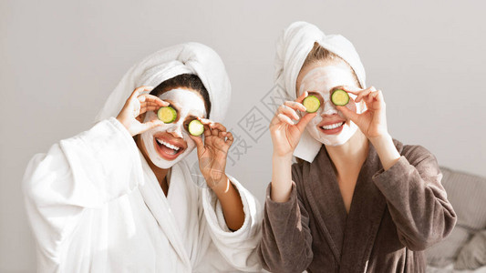 浴袍中快乐的多种族女友图片