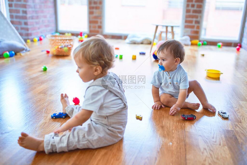 美丽的幼儿们在幼儿园玩很多玩图片