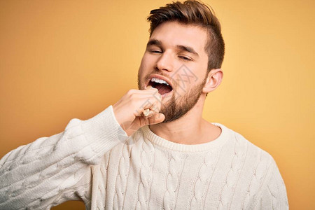 年轻英俊的白人男子用牙刷和口腔膏刷牙清洁牙齿和舌头作为健康图片