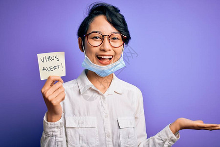 年轻漂亮的亚洲女孩戴着医用口罩图片