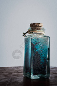 用蓝浴盐的花香瓶子和蓝浴盐图片