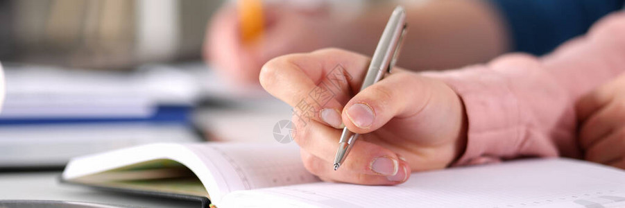 女商人投标手在笔记本上做笔记的特写镜头经理在谈话中写财务报表商务会图片