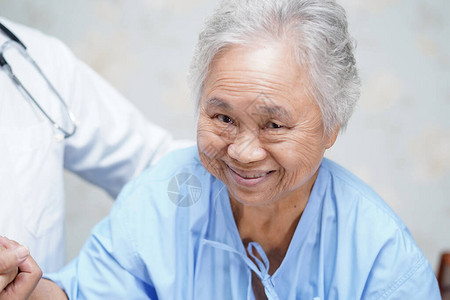 医生护理帮助和支持医院病房的老年或老年妇人患者图片