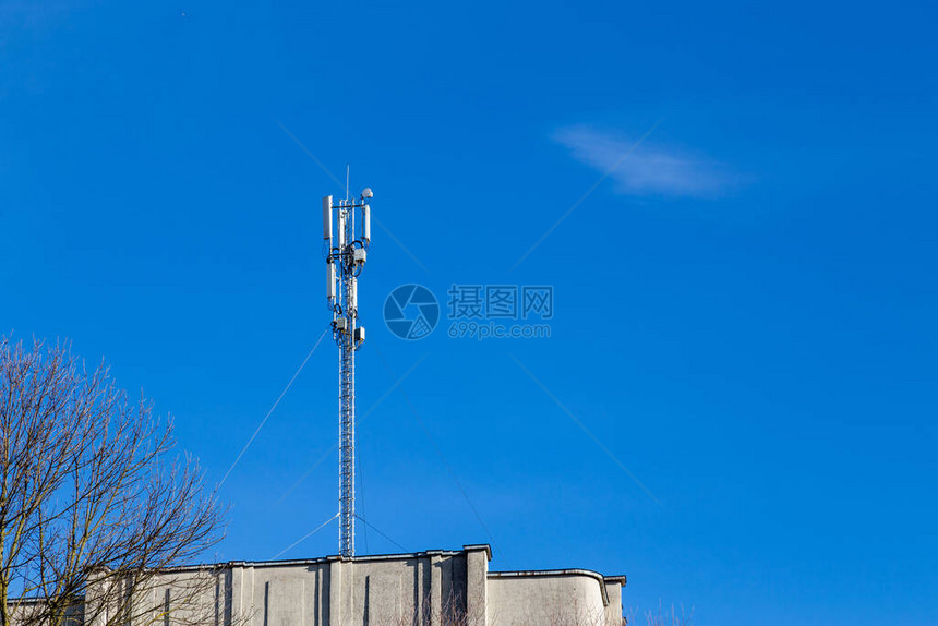 电信设备延伸塔上的定向手机天线盘无线通信图片