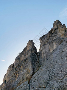与蓝天的岩石顶峰特写镜头图片