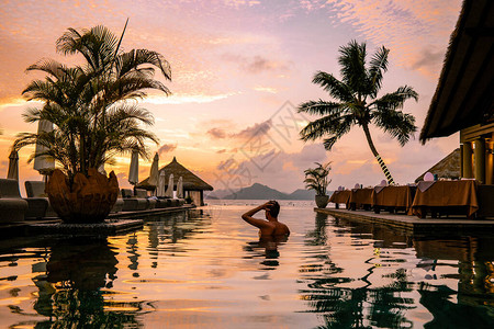 热带度假村的豪华游泳池图片