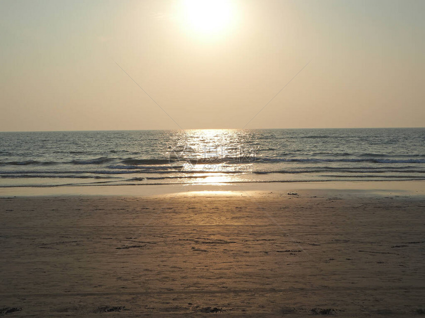 海和滩背景的美丽夕阳图片