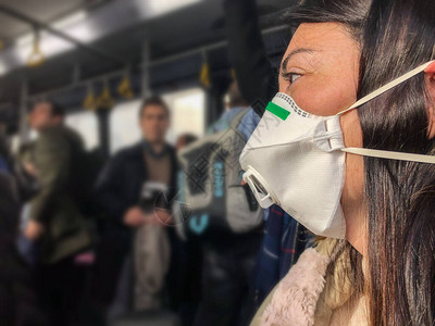 戴着呼吸面罩的妇女乘坐公共交通工具乘坐平原冠状CO图片