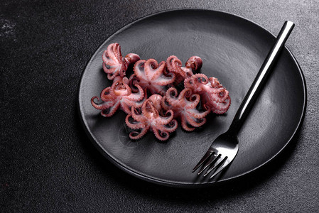 海产食品婴儿章鱼沙拉黑盘图片