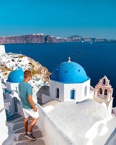 希腊度假的人参观伊亚圣托里尼岛图片