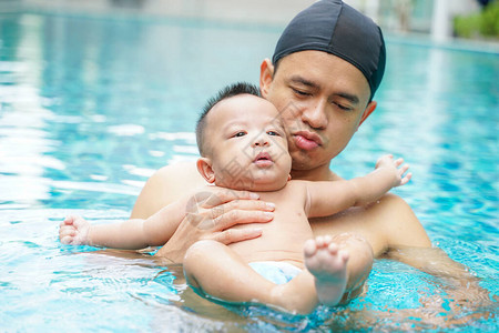 与父亲一起游泳的幼婴儿可爱图片