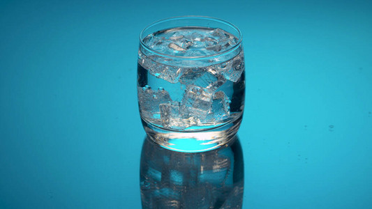 杯子里有苏打汽水和蓝色的冰面正在图片