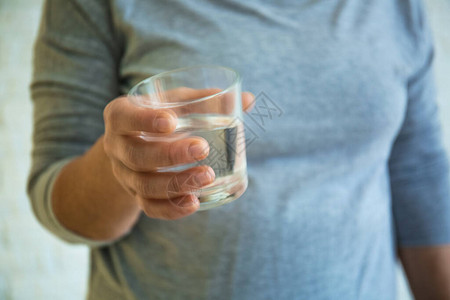 患有帕金森综合症的有一杯水的老图片