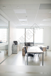 空荡的办公室的现代内饰配有长桌椅子和背景图片